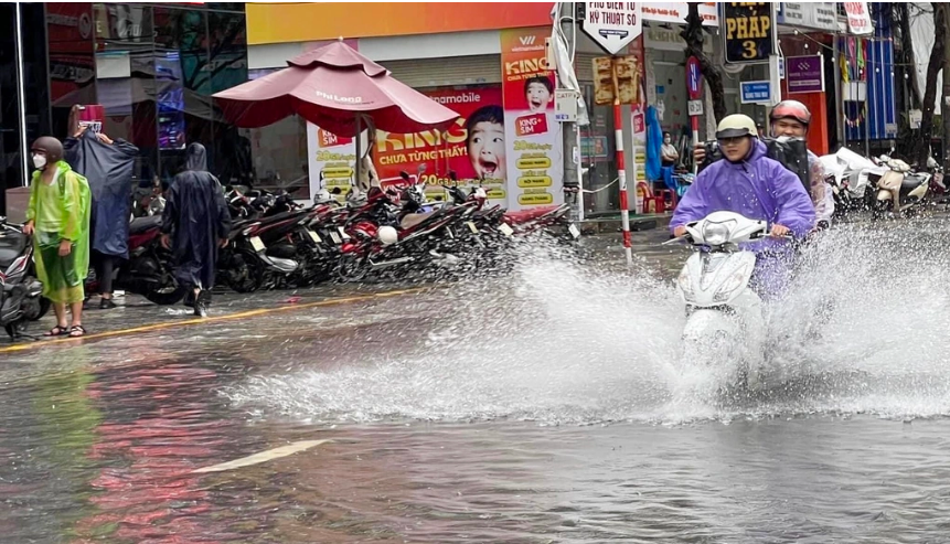 Đà Nẵng: Mưa lớn nhiều tuyến đường bị ngập gần nửa mét